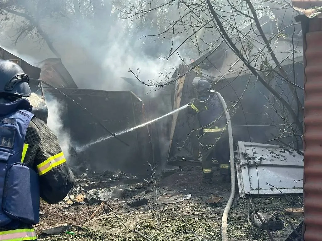 Тушение пожара после обстрела. Фото © Telegram / Балицкий Евгений