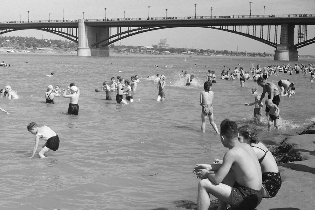 Курортная одежда в СССР: что носили на пляжах советские граждане. Фото © ТАСС