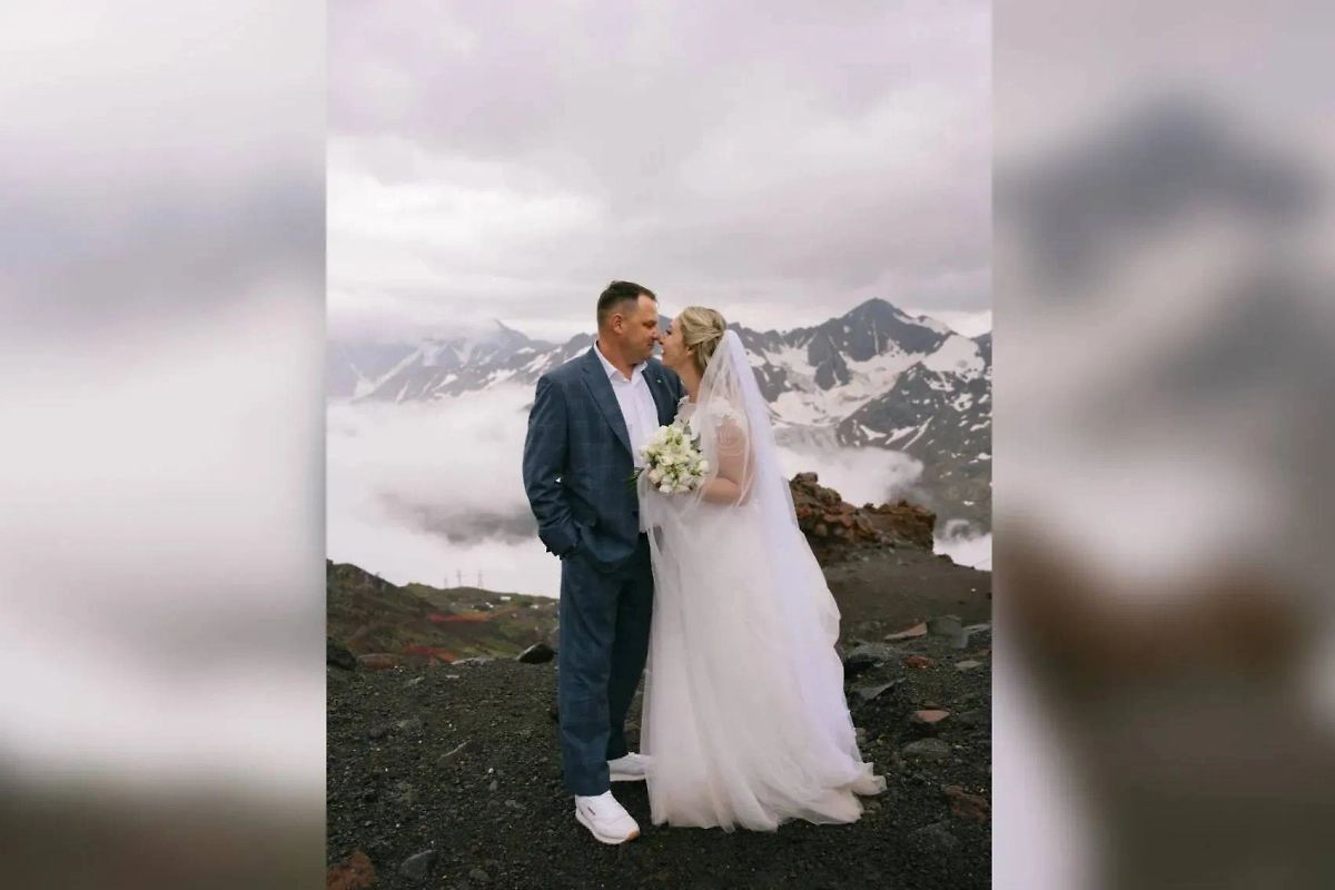Молодожёны Кристина и Антон из Владимирской области. Обложка © VK/ Курорт Эльбрус