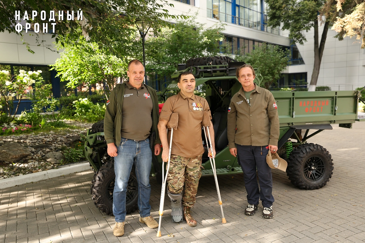 Народный фронт передал медику СВО новый багги. Обложка © Предоставлено Life.ru