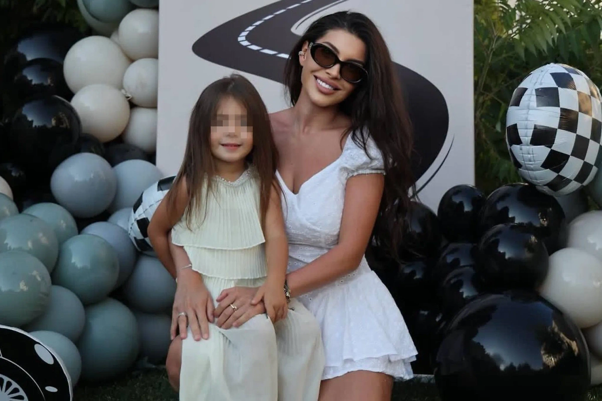 Блогерша из Казани вырезала кусок из видео, где обзывала дочь дурой и тупой. Обложка © Instagram (признан экстремистской организацией и запрещён на территории Российской Федерации)/ malika.kholove