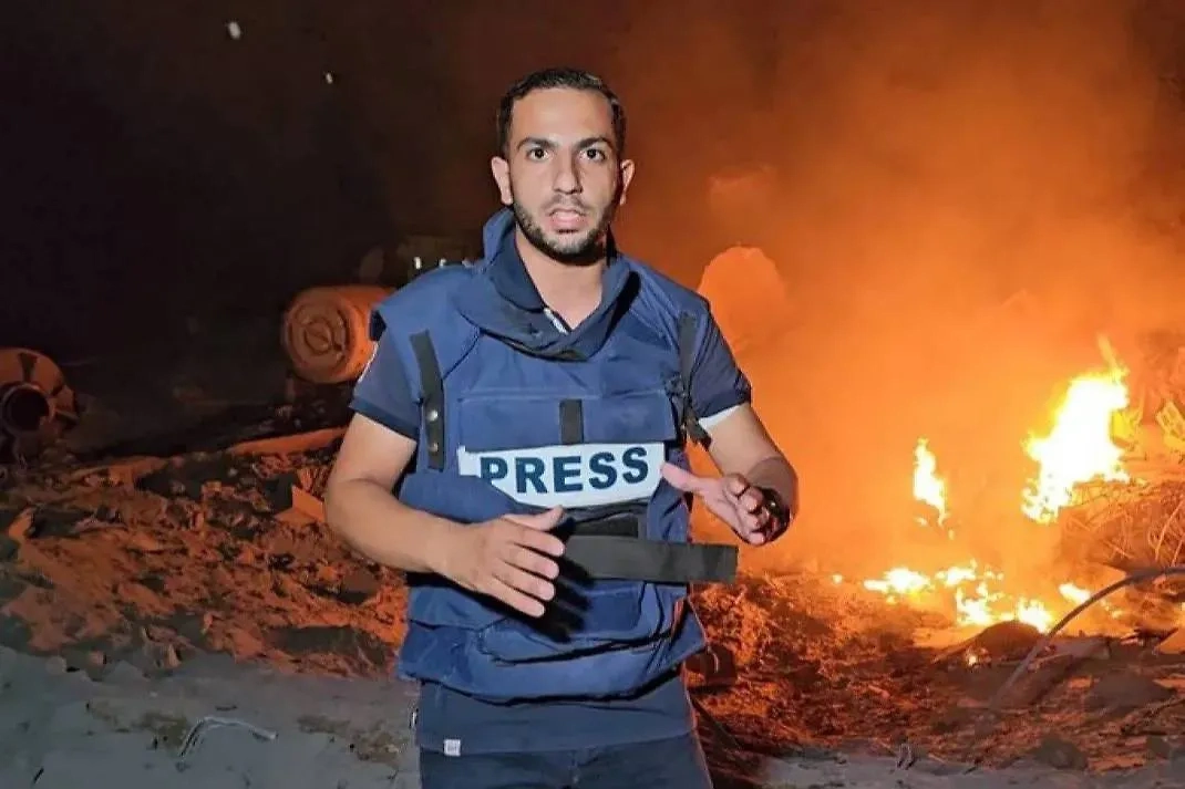 Погибший репортёр Анас Аль-Шариф. Обложка © X / Bahot | باہوٹ 