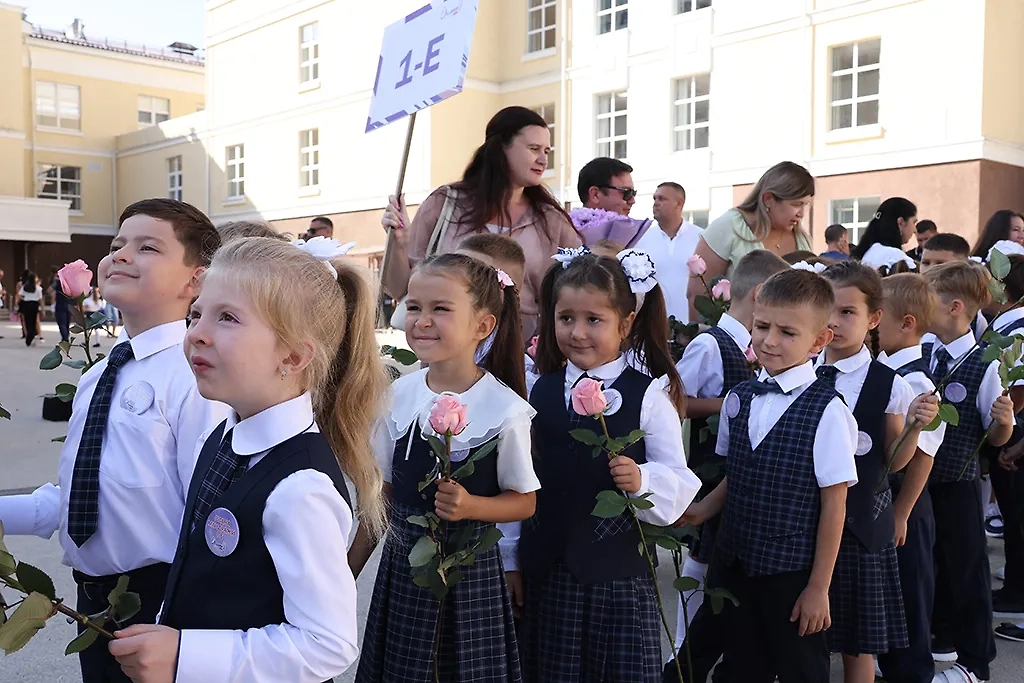 Школьники. Обложка © ТАСС / Сергей Мальгавко