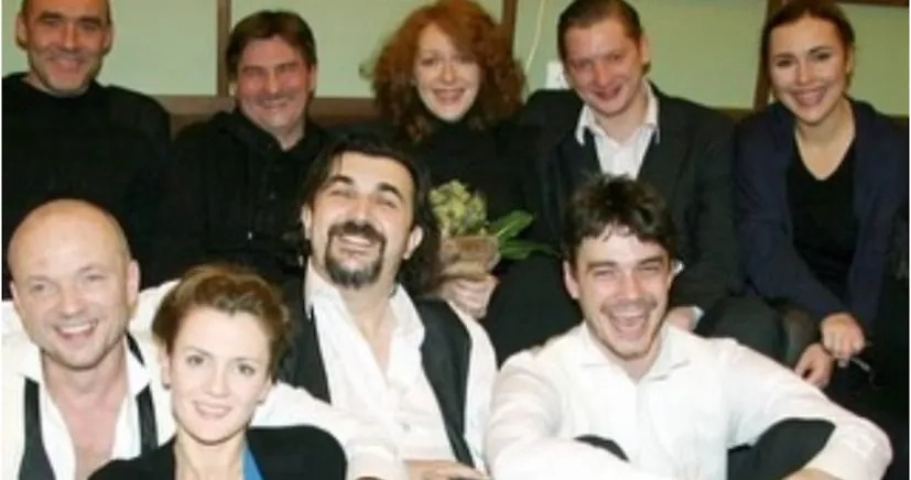 Юрий Бутусов (второй слева в верхнем ряду) и Максим Матвеев (справа в нижнем ряду) с коллегами в театре. Фото © Instagram (признан экстремистской организацией и запрещён на территории Российской Федерации) / maxim_matveev_