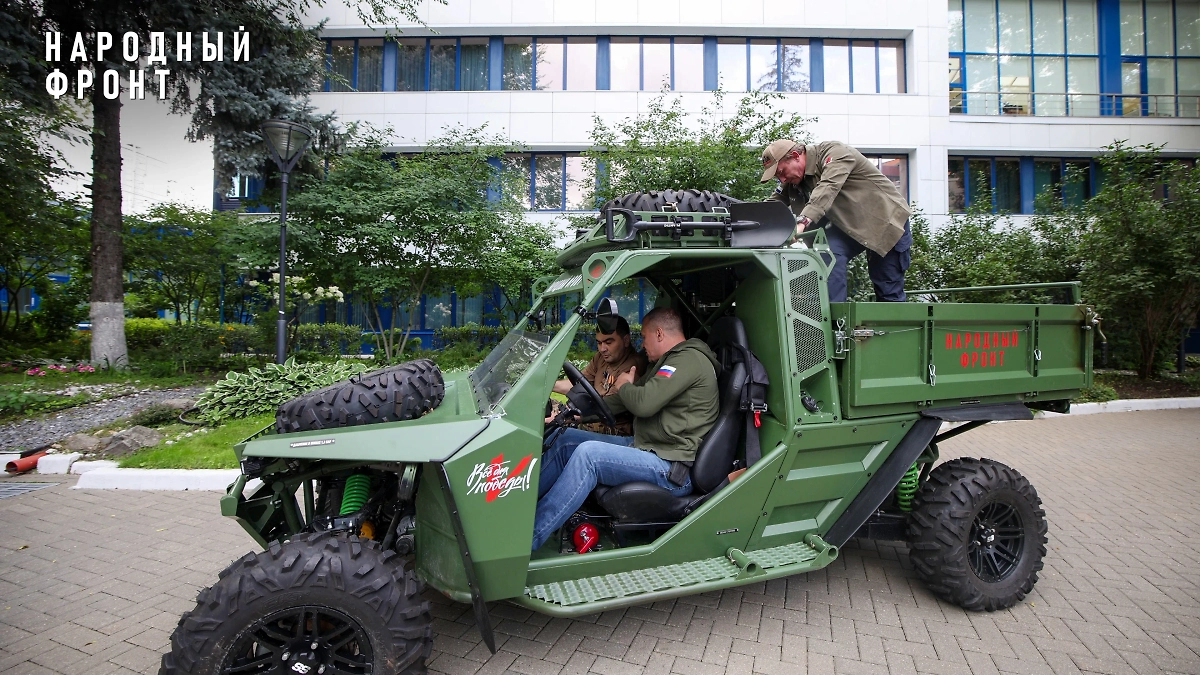 Народный фронт передал медику СВО новый багги. Фото © Предоставлено Life.ru