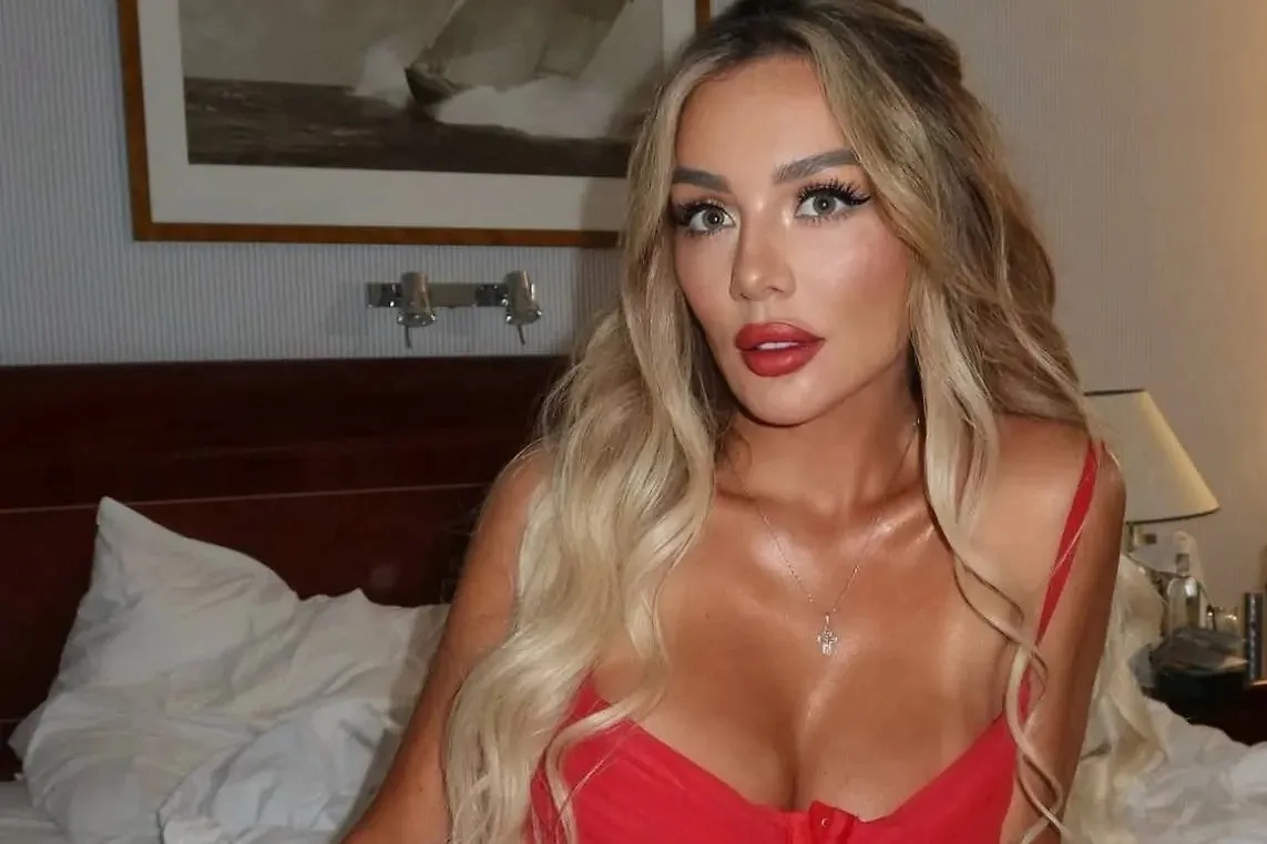 Анна Седокова только спустя десятилетия решилась рассказать о травле в школьные годы. Фото © Instagram (признан экстремистской организацией и запрещён на территории Российской Федерации) / annasedokova