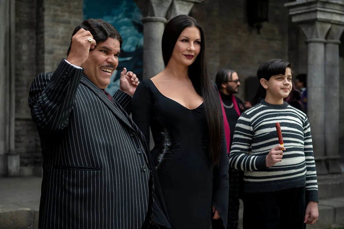 Луис Гусман и Кэтрин Зета-Джонс в роли Гомеса и Мортиши Аддамс. Фото © «Уэнздей», режиссёры Тим Бёртон, Пако Кабесас и др., сценаристы Альфред Гоф, Майлз Миллар и др. / Kinopoisk