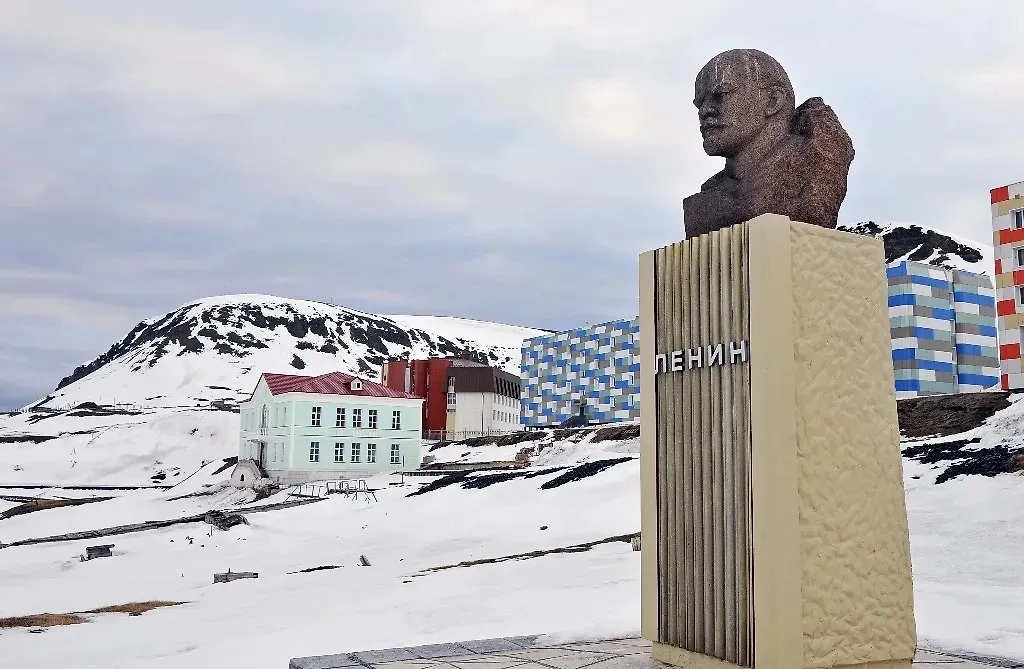 Шахтёрский посёлок Баренцбург. Обложка © ТАСС / Лев Федосеев