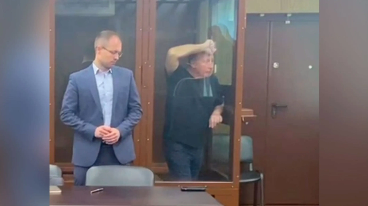 Евгений Новицкий с адвокатом в зале суда. Обложка © Суды общей юрисдикции города Москвы