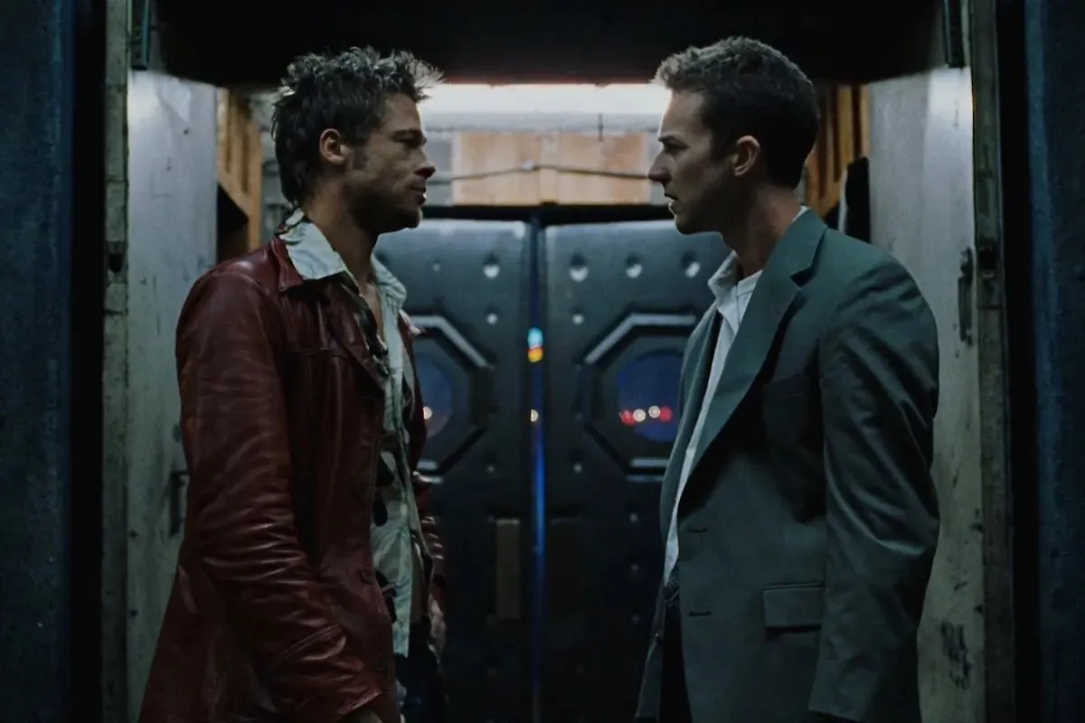 «Бойцовский клуб» по роману Чака Паланика — о тёмных сторонах Америки, которые создают и уничтожают её изнутри. Фото © фильм «Бойцовский клуб», режиссёр Дэвид Финчер, сценаристы Чак Паланик и Джим Улс / Kinopoisk