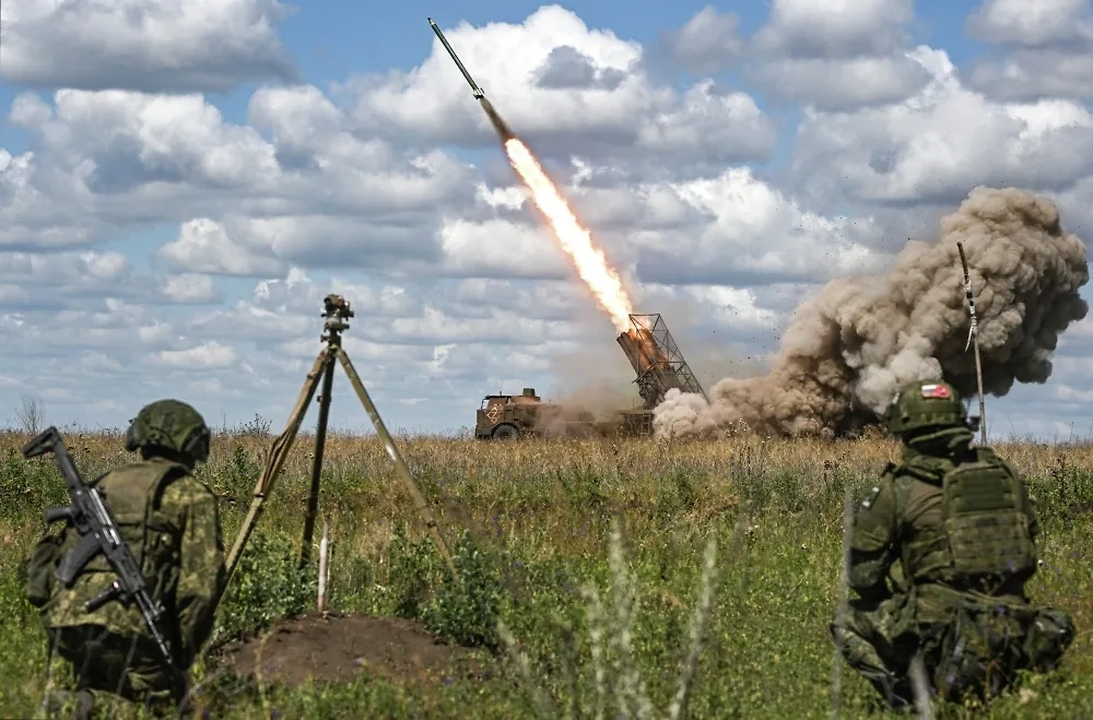 Штурмовики ВС РФ выбивают нацистов с улиц Купянска. Обложка © РИА Новости / Сергей Бобылев