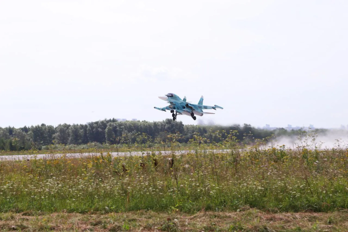 Новая партия истребителей-бомбардировщиков Су-34. Обложка © Telegram / Ростех