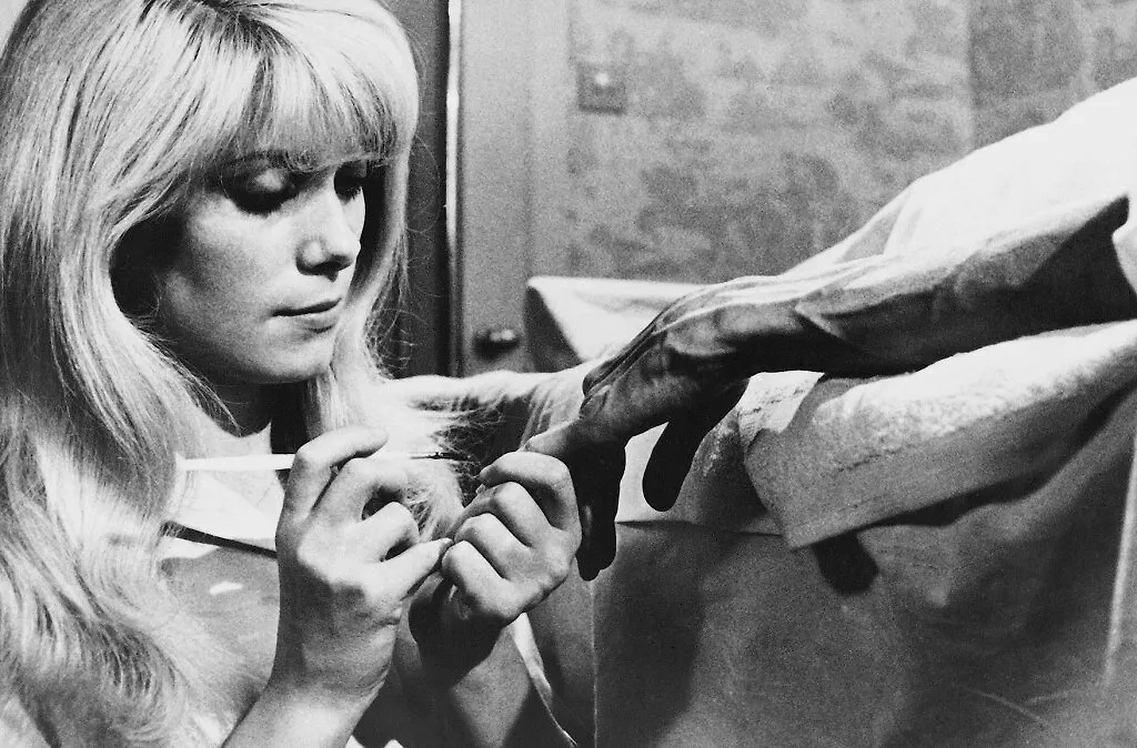 «Отвращение» 1965 года стало культовым фильмом. И режиссёра тоже оно сделало культовым. Картину сняли в Англии. Фото © фильм «Отвращение», режиссёр Роман Полански, сценаристы Жераp Браш и др. / Kinopoisk 