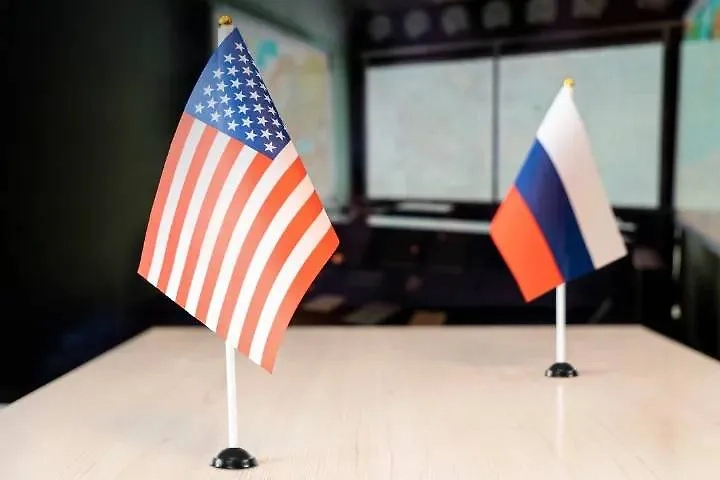 Флаги США и России. Обложка © Shutterstock / FOTODOM / Melnikov Dmitriy