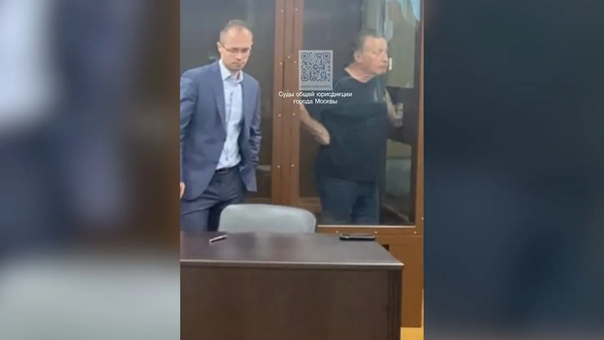 Евгений Новицкий с адвокатом в зале суда. Обложка © Суды общей юрисдикции города Москвы