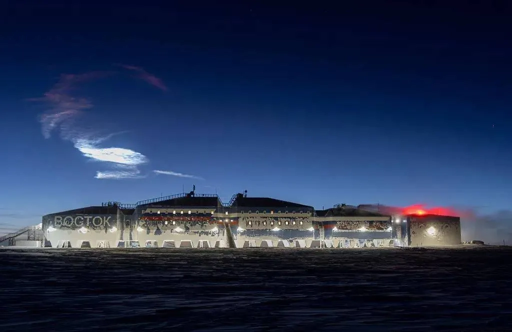 Крупный метеорит, пролетевший над станцией «Восток». Обложка © пресс-служба ААНИИ