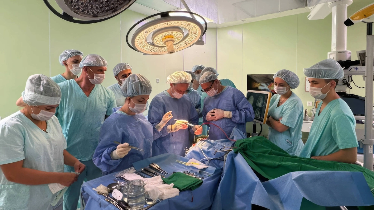 Профессор Андрей Зуев провёл в Красноярске уникальную операцию на мозге пациентки с эпилепсией. Обложка © Андрей Зуев / НМХЦ им Н.И. Пирогова