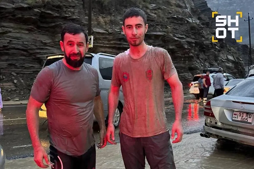 Газимагомед Багатаров (справа) и Гаджи Гунашов (слева) спасли семью в Дагестане. Фото © SHOT