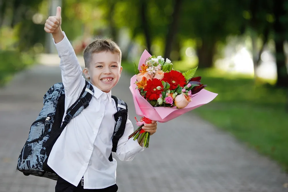 Букеты на 1 Сентября в 2025 году — какие композиции в тренде. Фото © Shutterstock / FOTODOM / fotosparrow