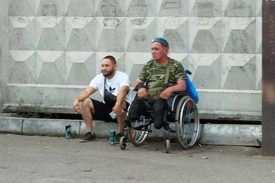 Сергей Грибков (справа) и эксплуатировавший его мужчина. Обложка © kp.ru / Гузель Зуйкова