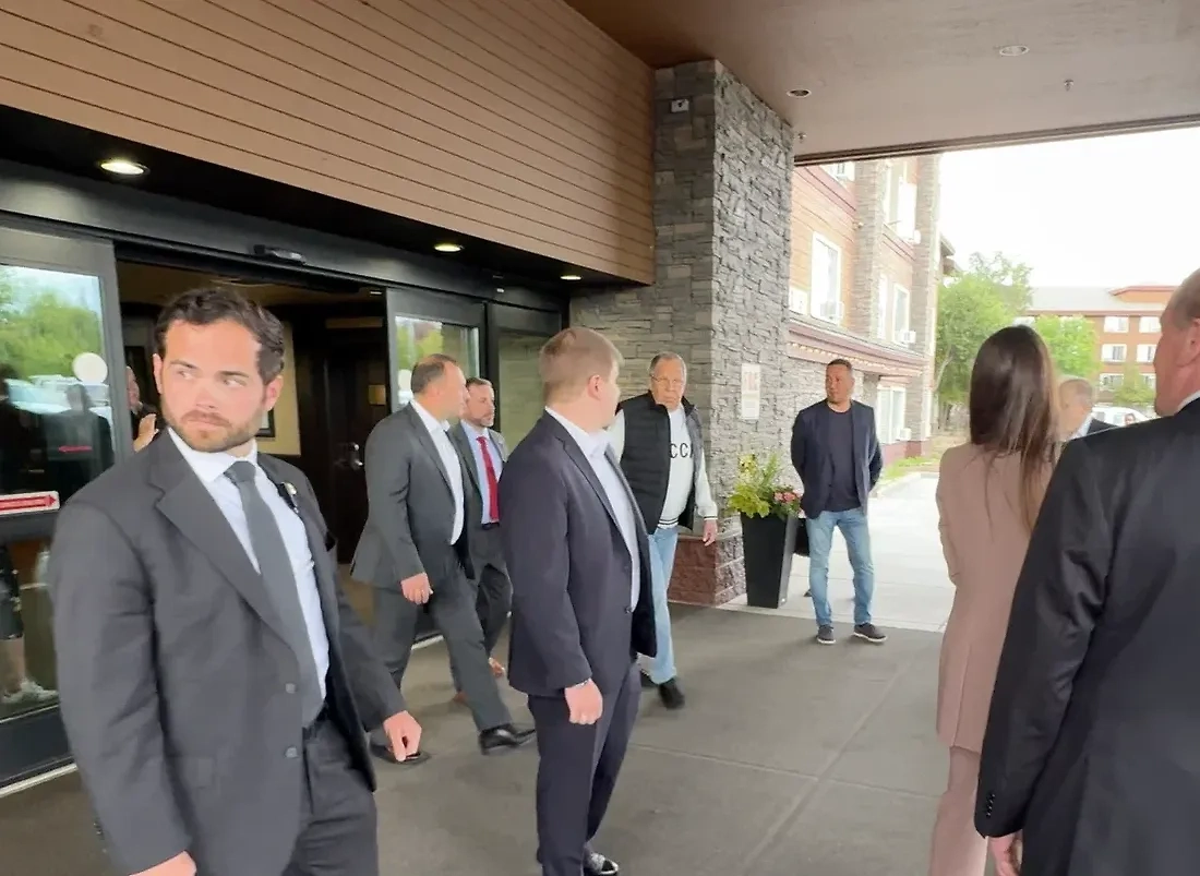 Сергей Лавров в свитере с надписью «СССР». Обложка © Life.ru