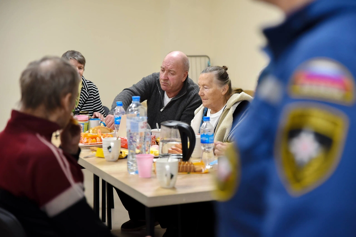 Восемь курян прибыли в Курск. Фото © Telegram / Александр Хинштейн