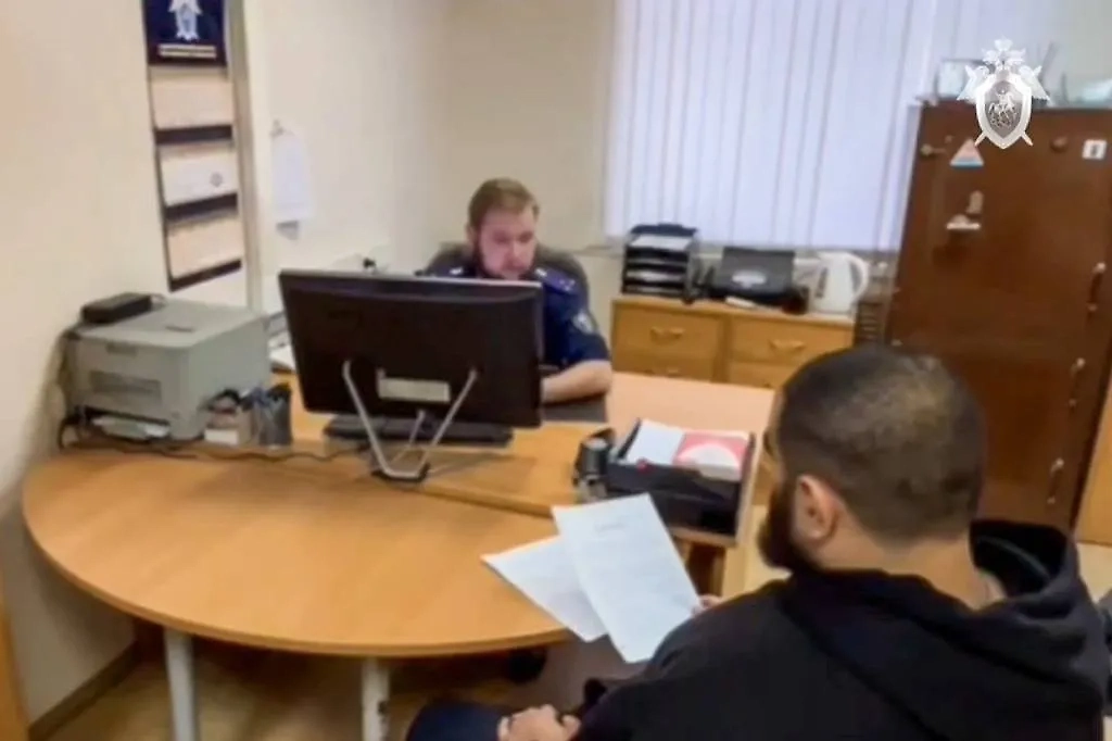 Арсен Маркарян (справа), задержанный по подозрению в оскорблении памяти защитников Отечества, в Следственном комитете. Фото © ТАСС / Следственный комитет РФ