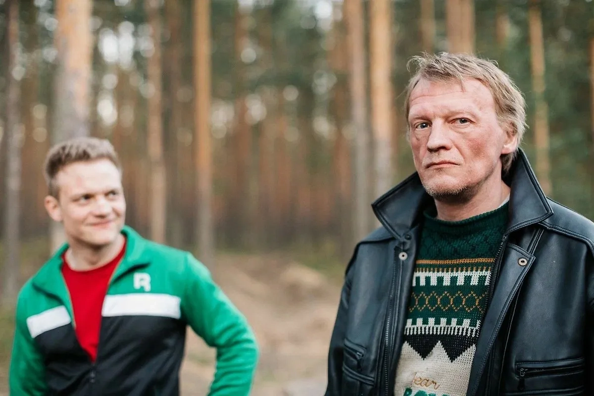 «Как Витька Чеснок вёз Лёху Штыря в дом инвалидов» — это как если бы у фильма «Свет вокруг» был злой брат-близнец. Фото © Кадр из фильма «Как Витька Чеснок вёз Лёху Штыря в дом инвалидов», режиссёр Александр Хант, сценарист Алексей Бородачёв / Kinopoisk