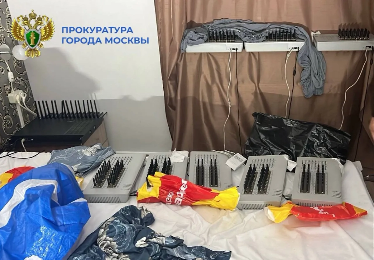 Найденное в квартире оборудование. Фото © Telegram / ПРОКУРАТУРА МОСКВЫ