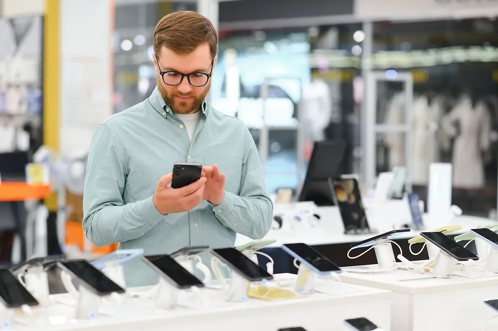 Новые требования к продаже смартфонов — нововведения. Фото © Shutterstock / FOTODOM / Hryshchyshen Serhii