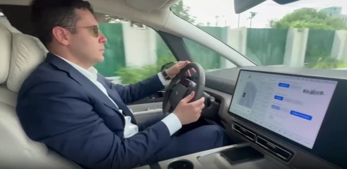 Алиханов оценил тишину и оснащение нового электрического минивэна Li Auto. Обложка © Telegram / Минпромторг России