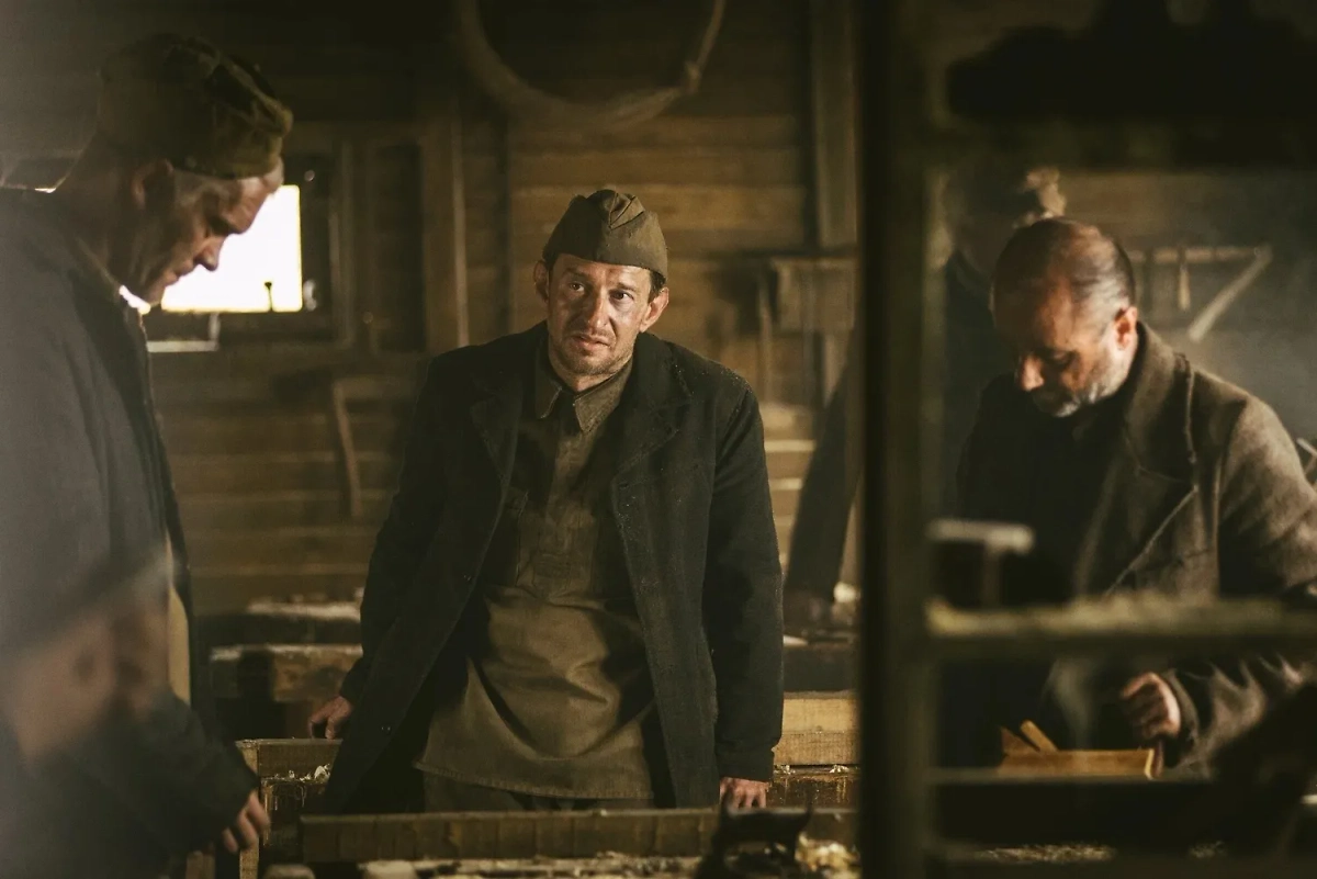 «Собибор» — это картина о подвиге советского офицера, который возглавил единственный в истории успешный побег из концлагеря. Фото © Кадр из фильма «Собибор», режиссёр Константин Хабенский, сценаристы Константин Хабенский, Александр Адабашьян, Анна Чернакова и др. / Kinopoisk