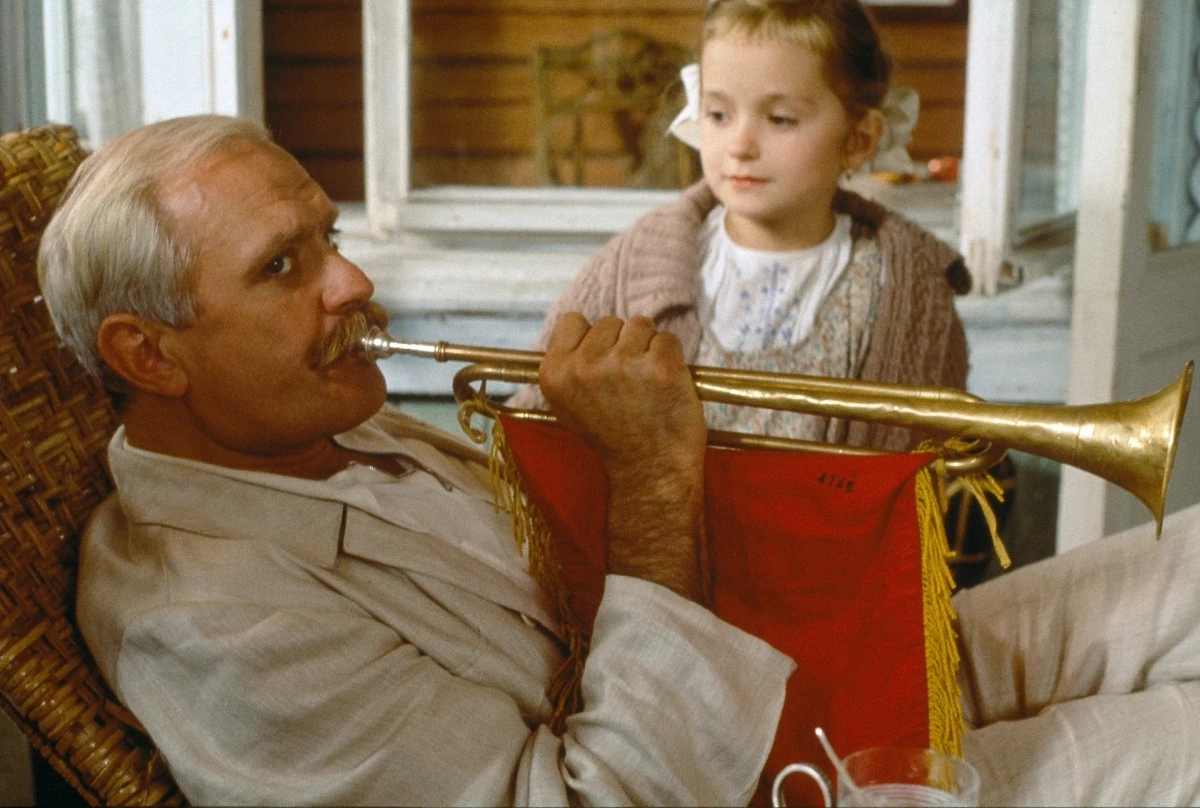 «Утомлённые солнцем» стали для российского кинематографа большим успехом. Фото © Кадр из фильма «Утомлённые солнцем», режиссёр Никита Михалков, сценаристы Рустам Ибрагимбеков, Никита Михалков / Kinopoisk