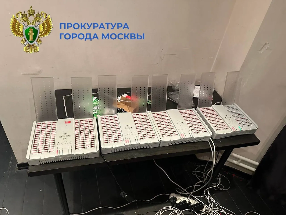 Найденное в квартире оборудование. Фото © Telegram / ПРОКУРАТУРА МОСКВЫ