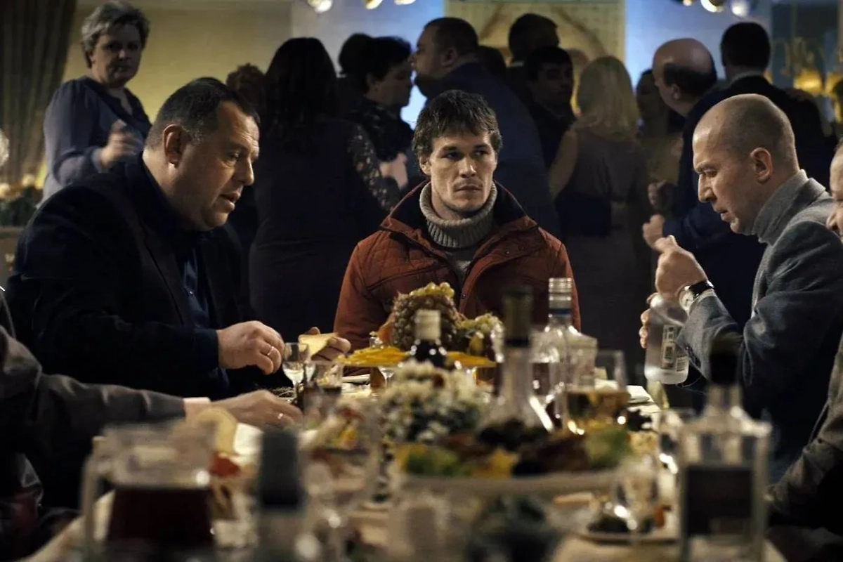 Фильм «Дурак» посвящён памяти Алексея Балабанова. Главный герой — слесарь-сантехник. Фото © Кадр из фильма «Дурак», режиссёр Юрий Быков, сценарист Юрий Быков / Kinopoisk