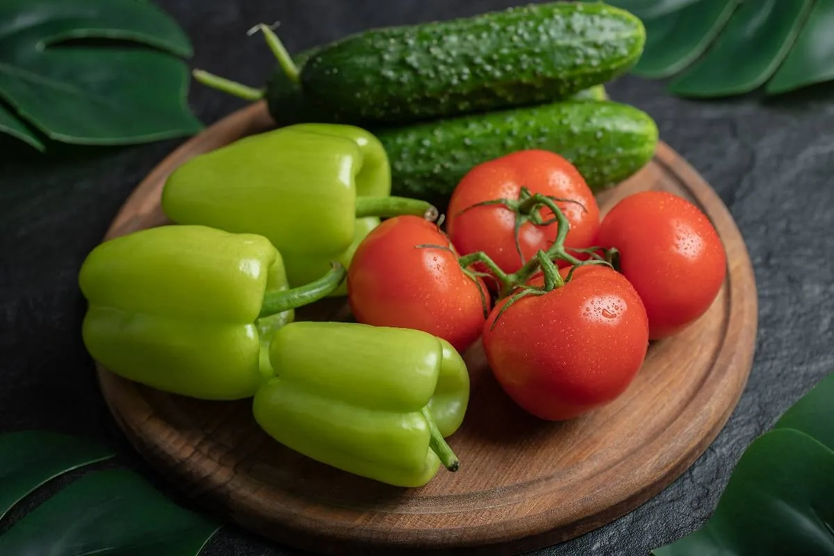 Помидоры, огурцы, перцы — хиты летнего стола. Фото © Freepik 