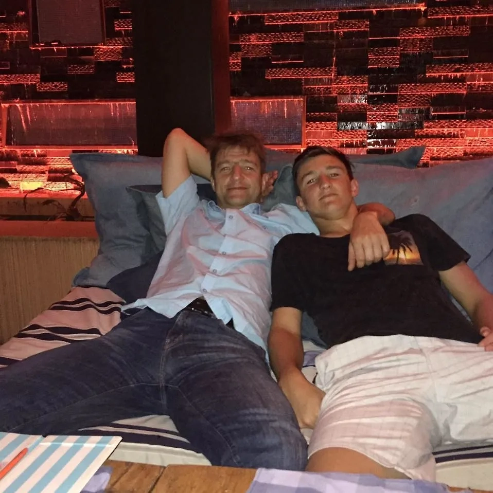 Денис Штенгелов с сыном Иваном. Фото © Instagram (признан экстремистской организацией и запрещён на территории Российской Федерации) / ivan_139