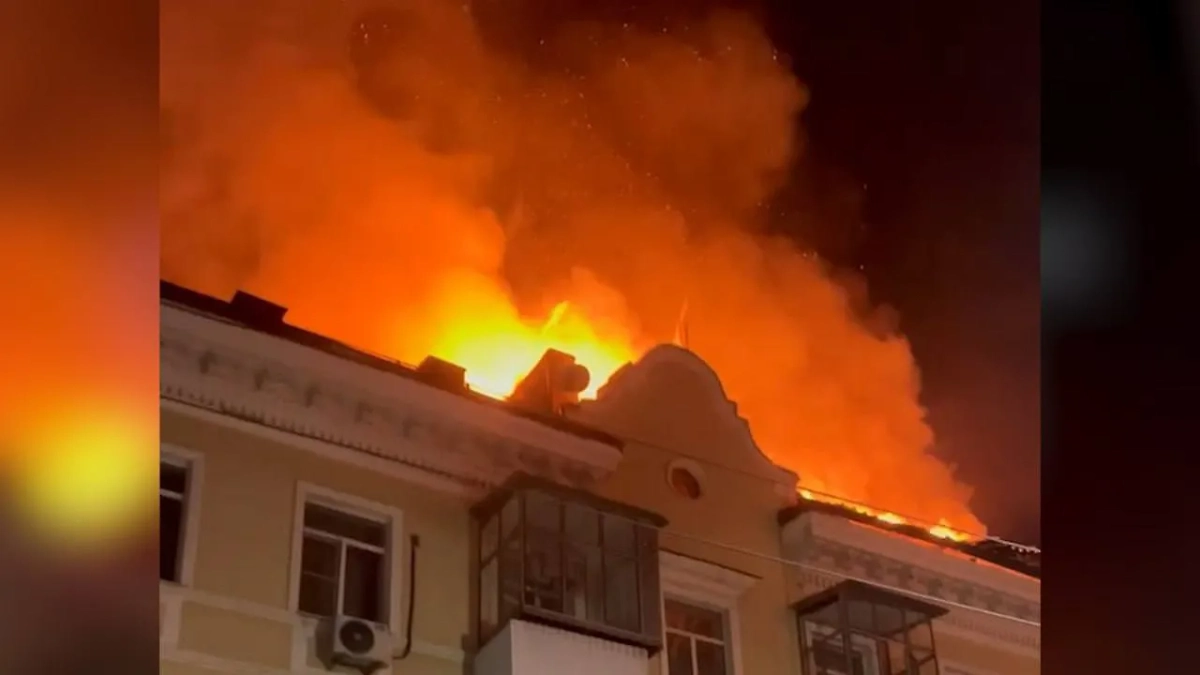 Горящая крыша многоквартирного дома в Ростове-на-Дону. Обложка © Telegram / SHOT