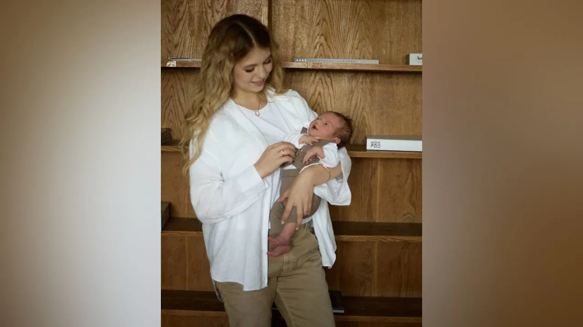 Александра Трусова с сыном. Обложка © Telegram / Alexandra Trusova