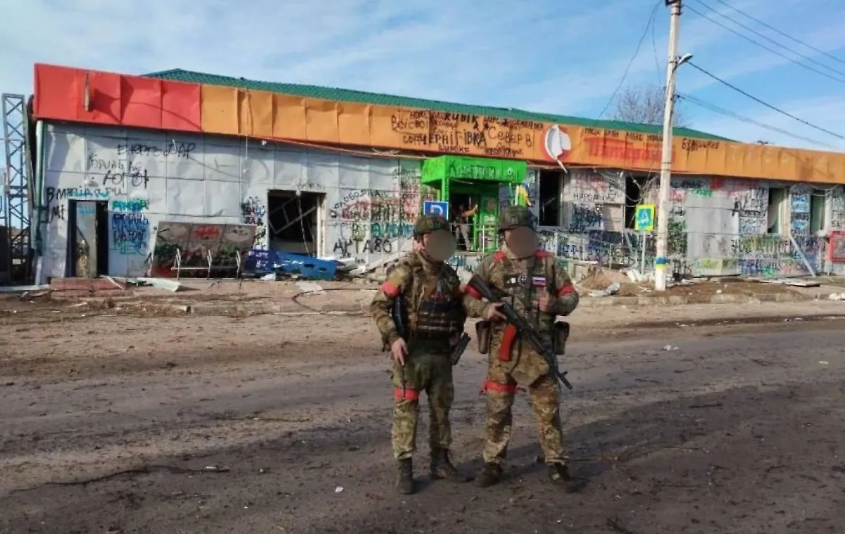 Мародёры ВСУ у суджанской «‎Пятёрочки». Обложка © Telegram / СУДЖА РОДНАЯ