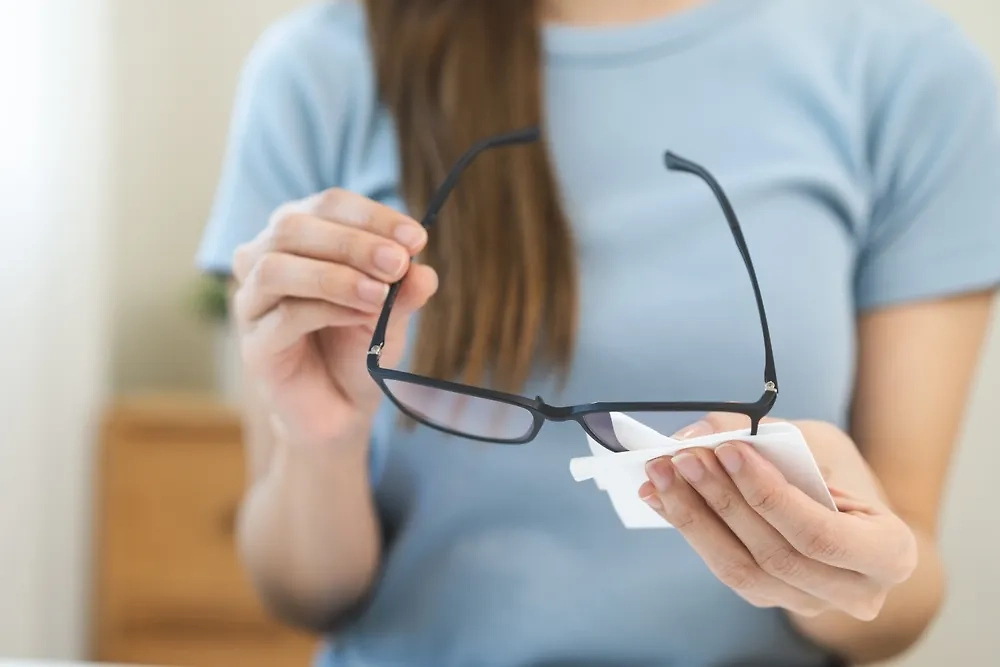 Очки нельзя чистить носовыми платками. Обложка © Shutterstock / FOTODOM / Kmpzzz