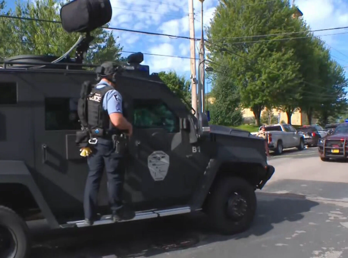 Обстановка возле школы в США, где была стрельба. Фото © Х / News4SA