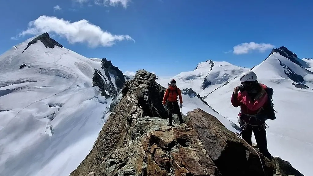 Лука Синигалья с напарником в горах. Обложка © Instagram (признан экстремистской организацией и запрещён на территории Российской Федерации) / luke.sinigaglia