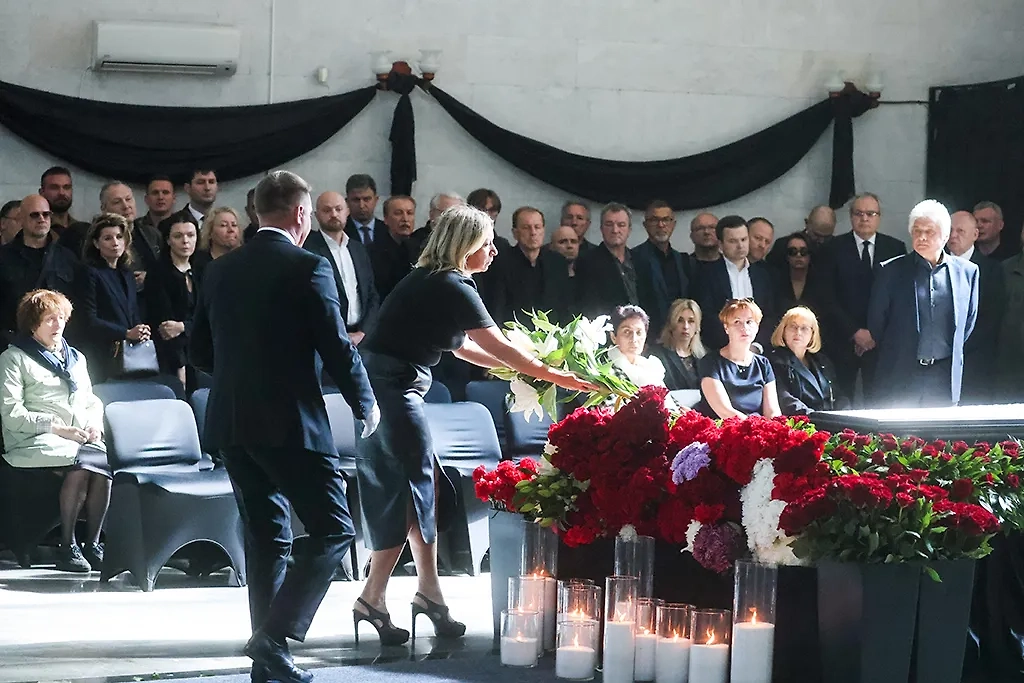 Церемония прощания с журналистом Кириллом Вышинским. Обложка © ТАСС / Евгений Мессман