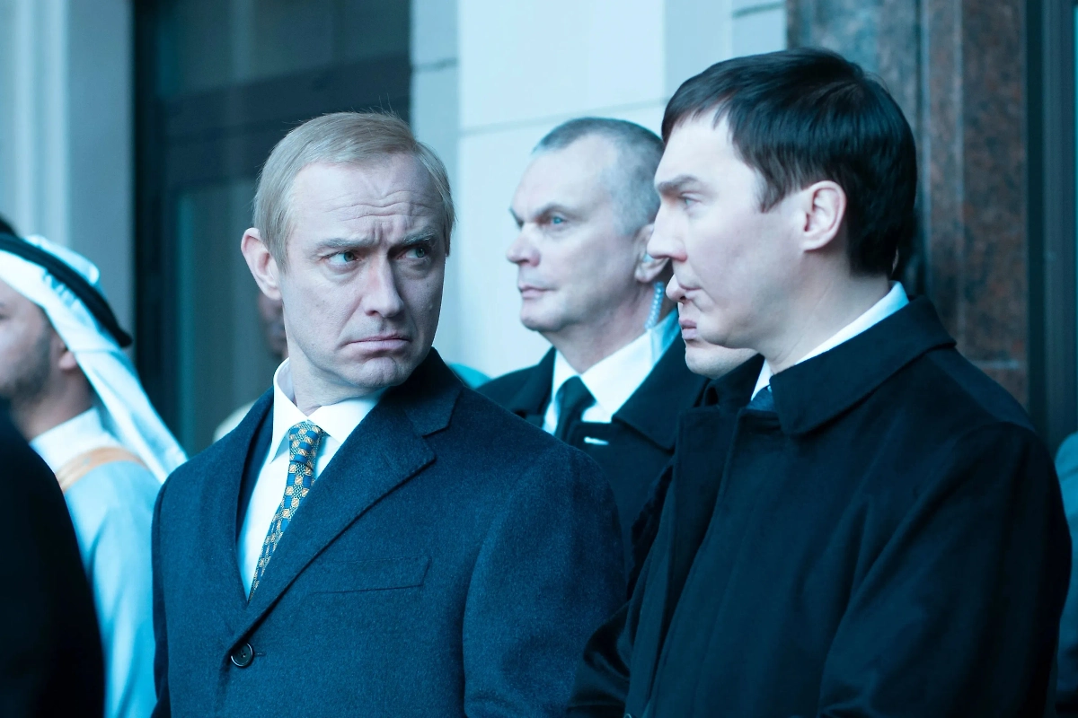 Обложка © фильм «Кремлевский волшебник», режиссер/сценарист Оливье Ассайас и др. / Kinopoisk