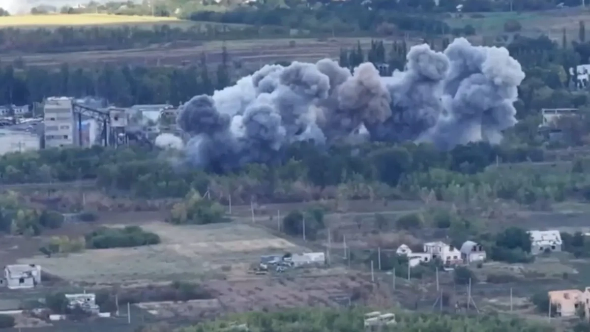 ВКС России отработали по пункту временной дислокации ВСУ в Красноармейске с применением ФАБ-250. Обложка © Telegram / Минобороны России