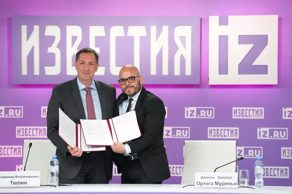 Генеральный директор МИЦ «Известия» Владимир Тюлин и координатор по СМИ никарагуанского совета Даниэль Эдмундо Ортега Мурильо. Обложка © Telegram / IZ.RU