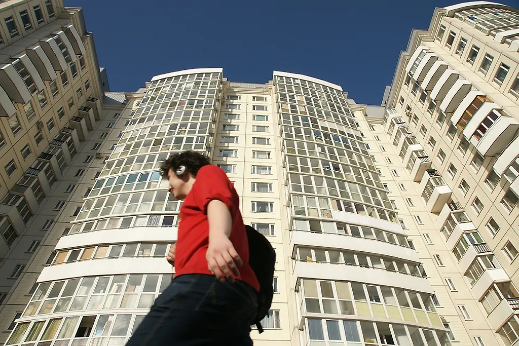 С 1 сентября купить квартиру станет проще. Обложка © ТАСС / Алексей Смышляев