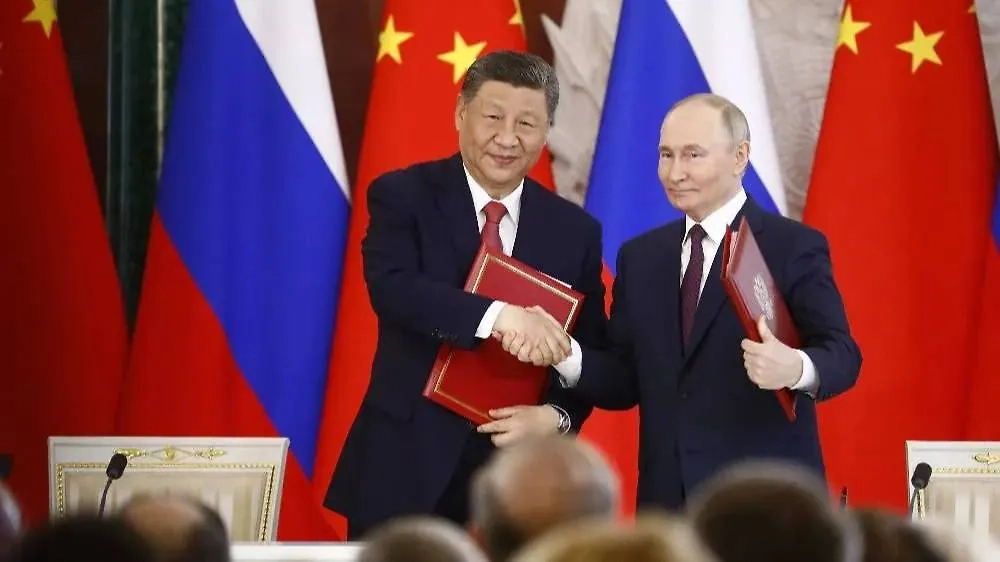 Си Цзиньпин и Владимир Путин. Обложка © Life.ru