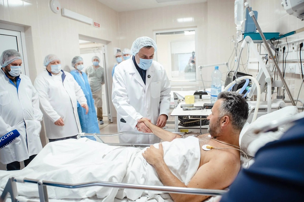 Александр Хинштейн с раненными в результате атак ВСУ. Фото © Telegram / Александр Хинштейн